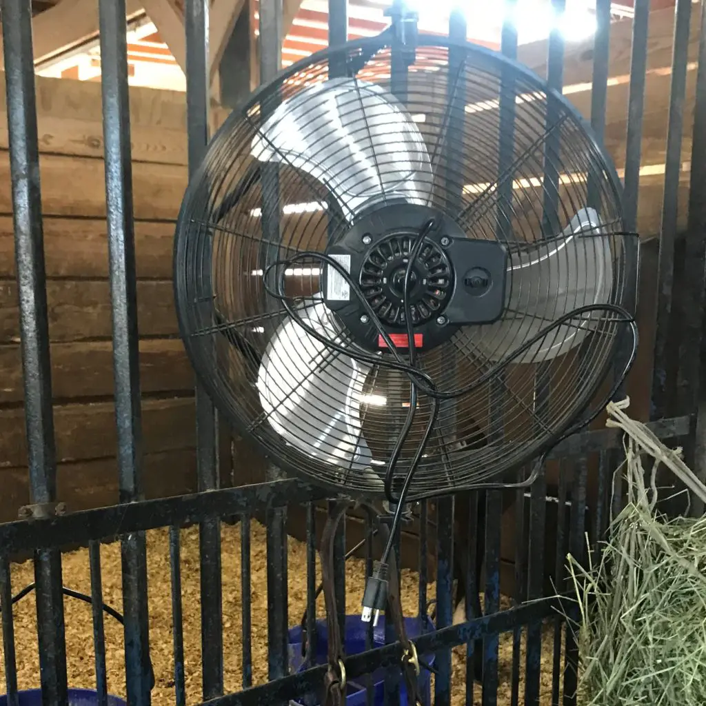 imagen de un ventilador en un puesto de caballos,