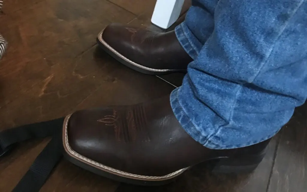 Foto mía usando botas vaqueras con jeans.