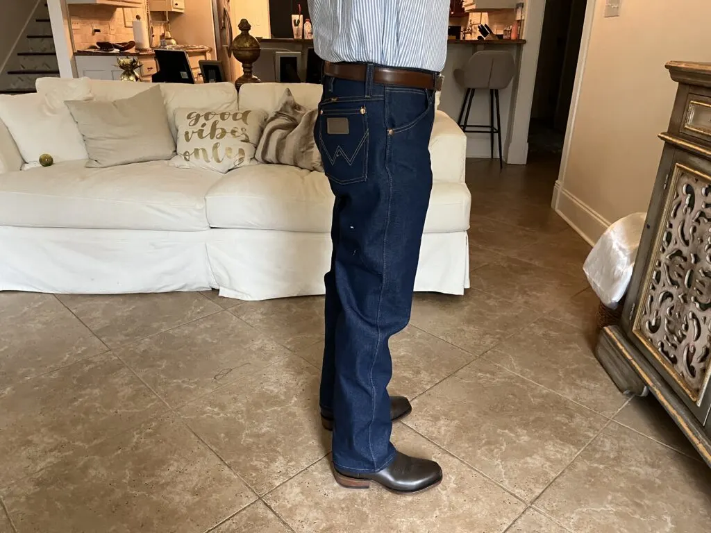 Foto mía usando jeans Wrangler con un par de botas vaqueras Chisos.