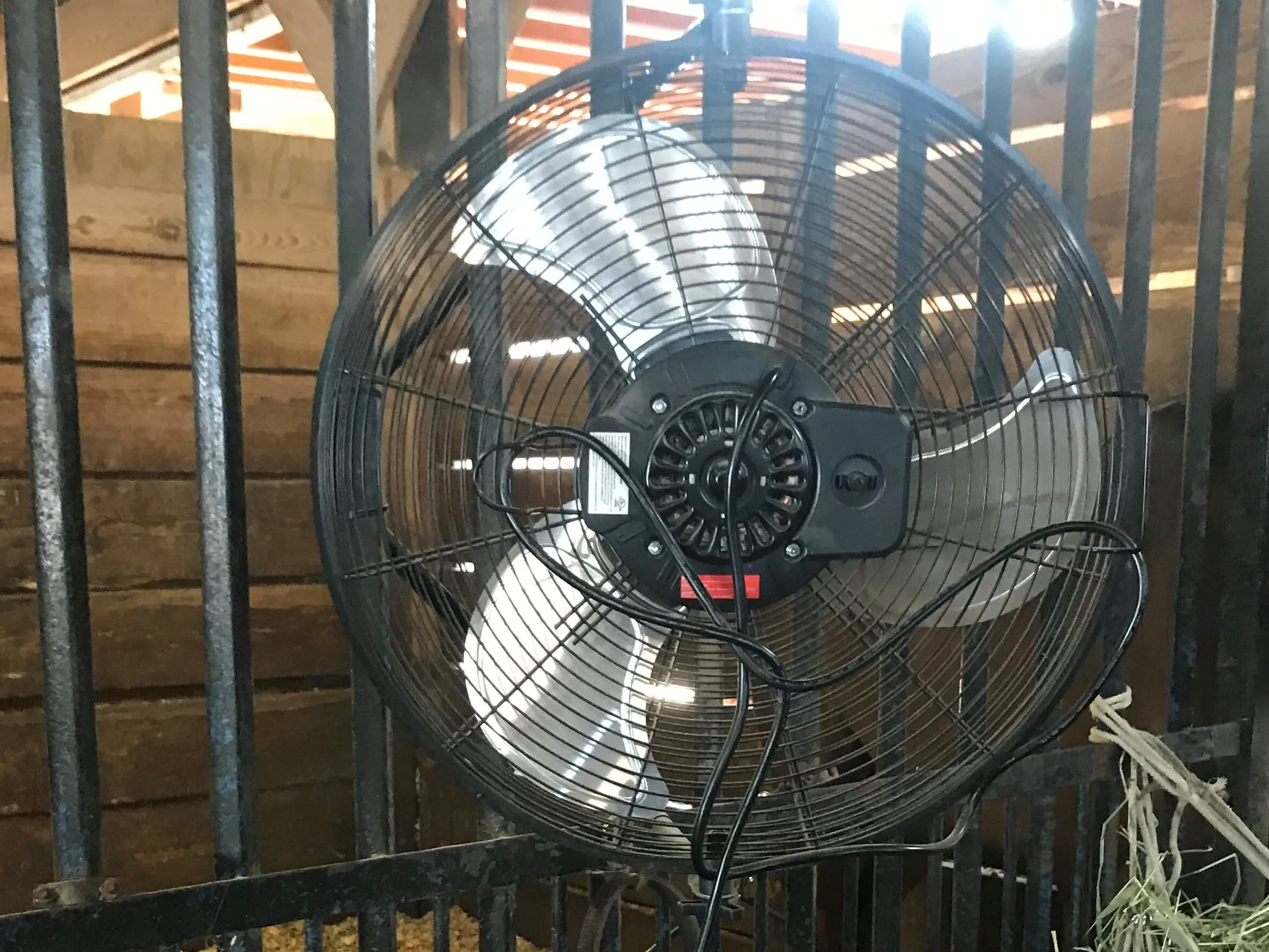 Imagen de un ventilador enganchado a un establo.