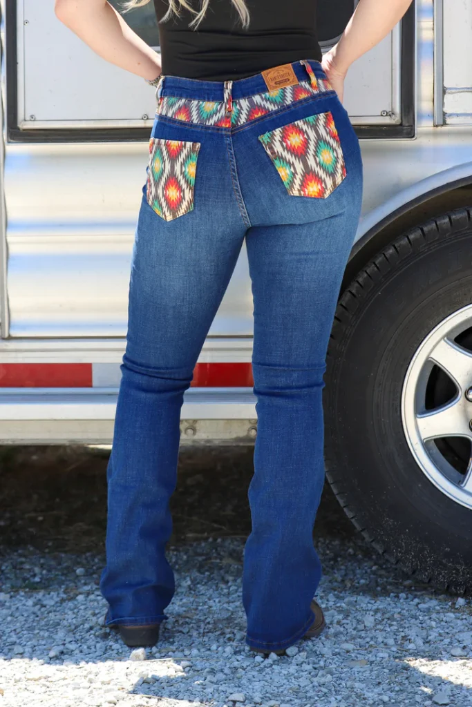 Imagen de una mujer con jeans bootcut.