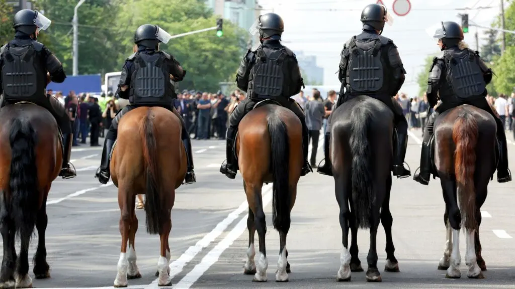 Imagen de policías a caballo.