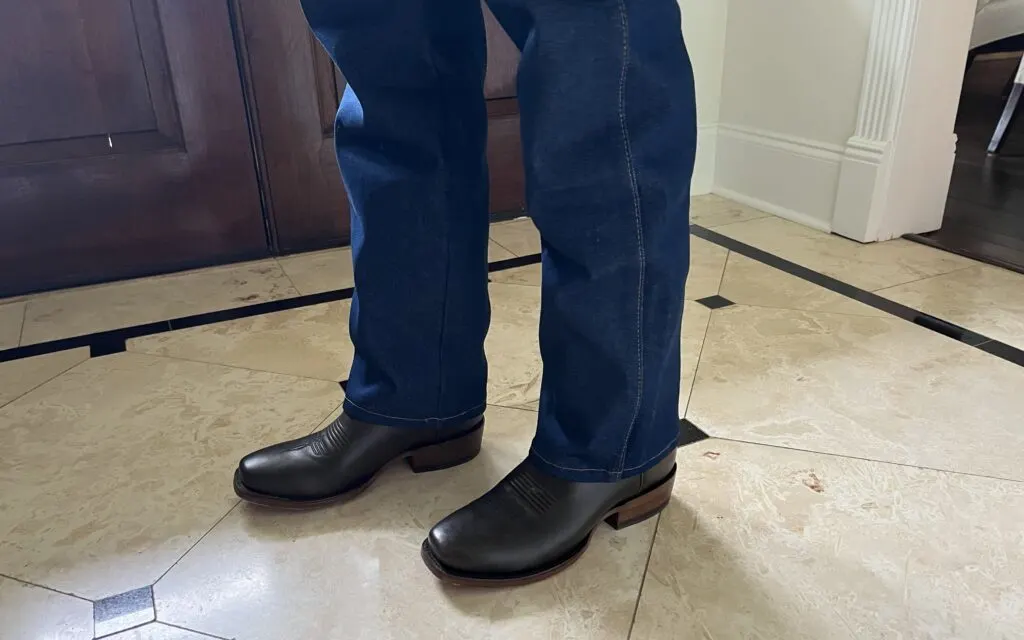 Foto mía usando jeans Wrangler y botas vaqueras Chisos.