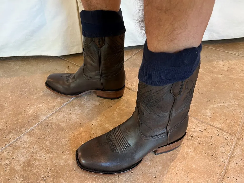 Imagen de calcetines volcados sobre la parte superior de mis botas de vaquero.