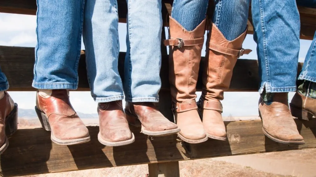 Imagen de personas usando diferentes marcas de botas vaqueras.