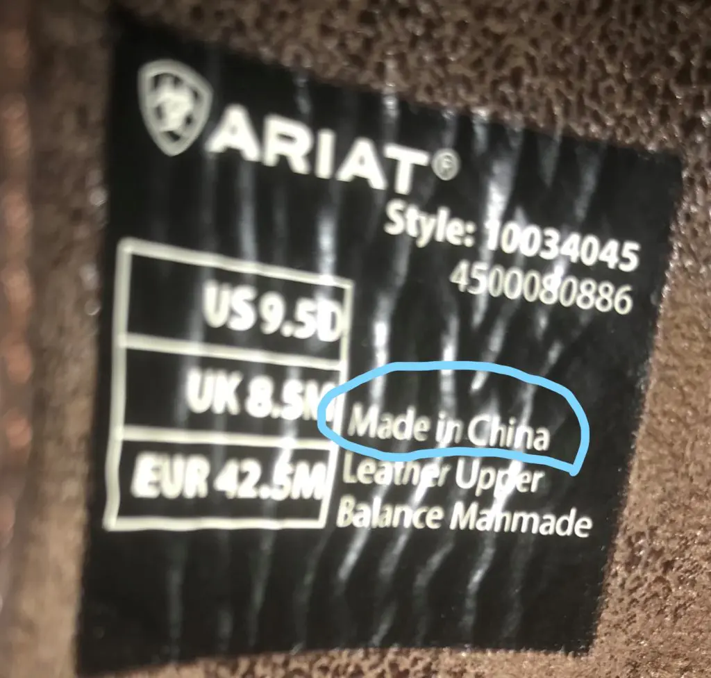imagen de la etiqueta dentro de mis botas Ariat que muestra que están hechas en China,