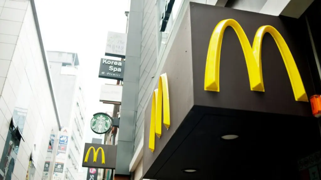 Imagen del exterior de un restaurante McDonalds en el centro de la ciudad,
