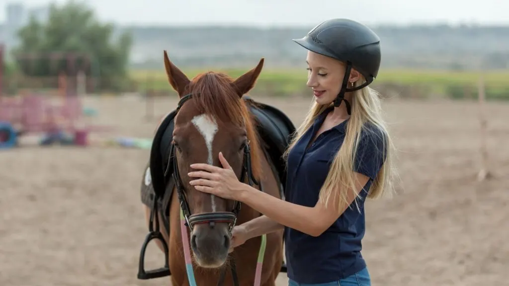 Imagen de un jinete principiante con un caballo.