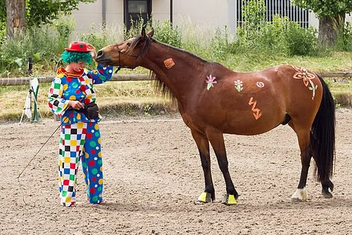 Cuadro de un payaso con un caballo pintado.