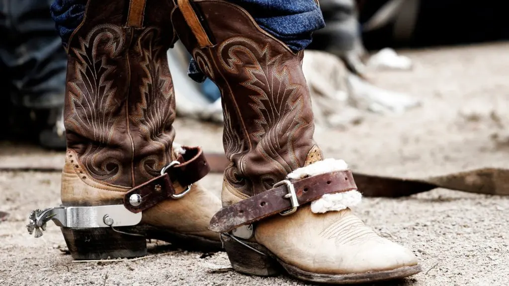 foto de una persona con espuelas en las botas de vaquero,
