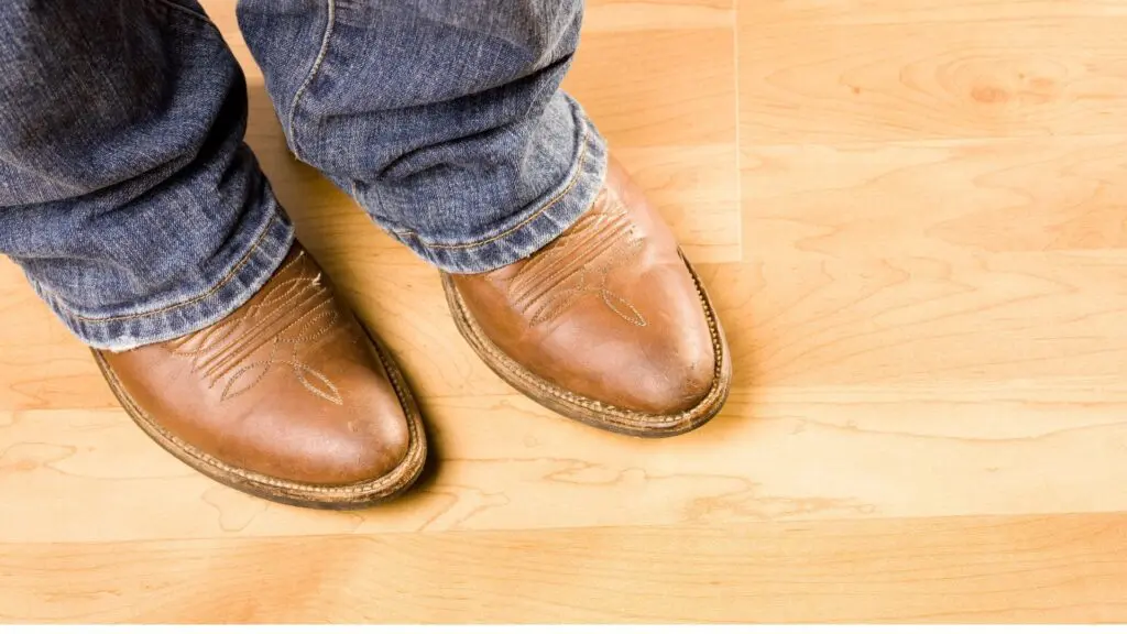 foto de una persona con botas de vaquero